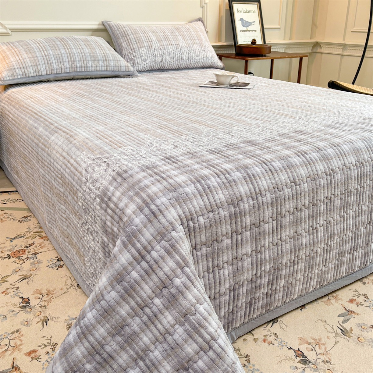 慕木家纺 2025新款A类高克重欧式牛奶绒夹棉床盖珠帘花系列-场景一 珠帘花-灰