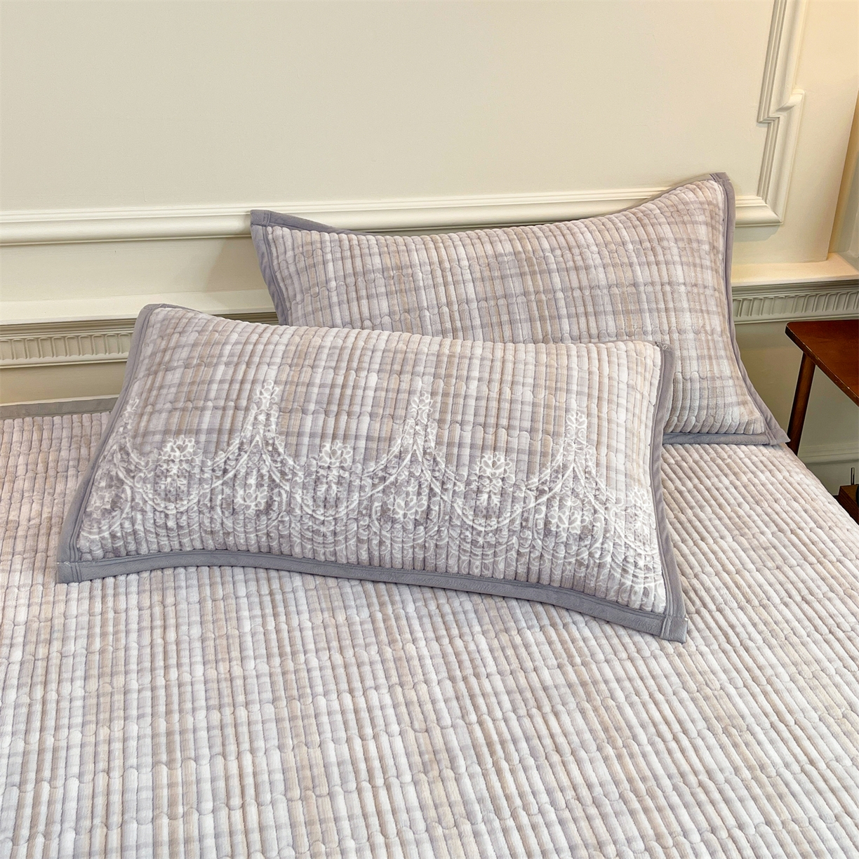 91家纺网 家纺一手货源 找家纺 慕木家纺 2025新款A类高克重欧式牛奶绒夹棉床盖珠帘花系列-场景一 珠帘花-灰