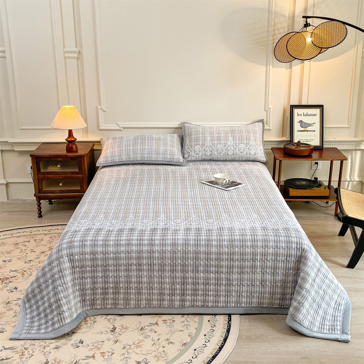 91家纺网 家纺一手货源 找家纺 慕木家纺 2025新款A类高克重欧式牛奶绒夹棉床盖珠帘花系列-场景一 珠帘花-灰