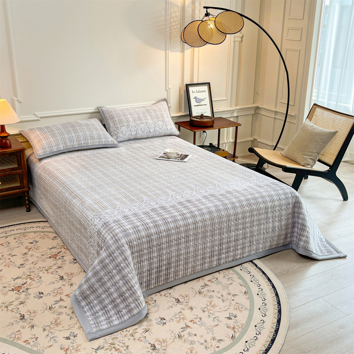 91家纺网 家纺一手货源 找家纺 慕木家纺 2025新款A类高克重欧式牛奶绒夹棉床盖珠帘花系列-场景一 珠帘花-灰