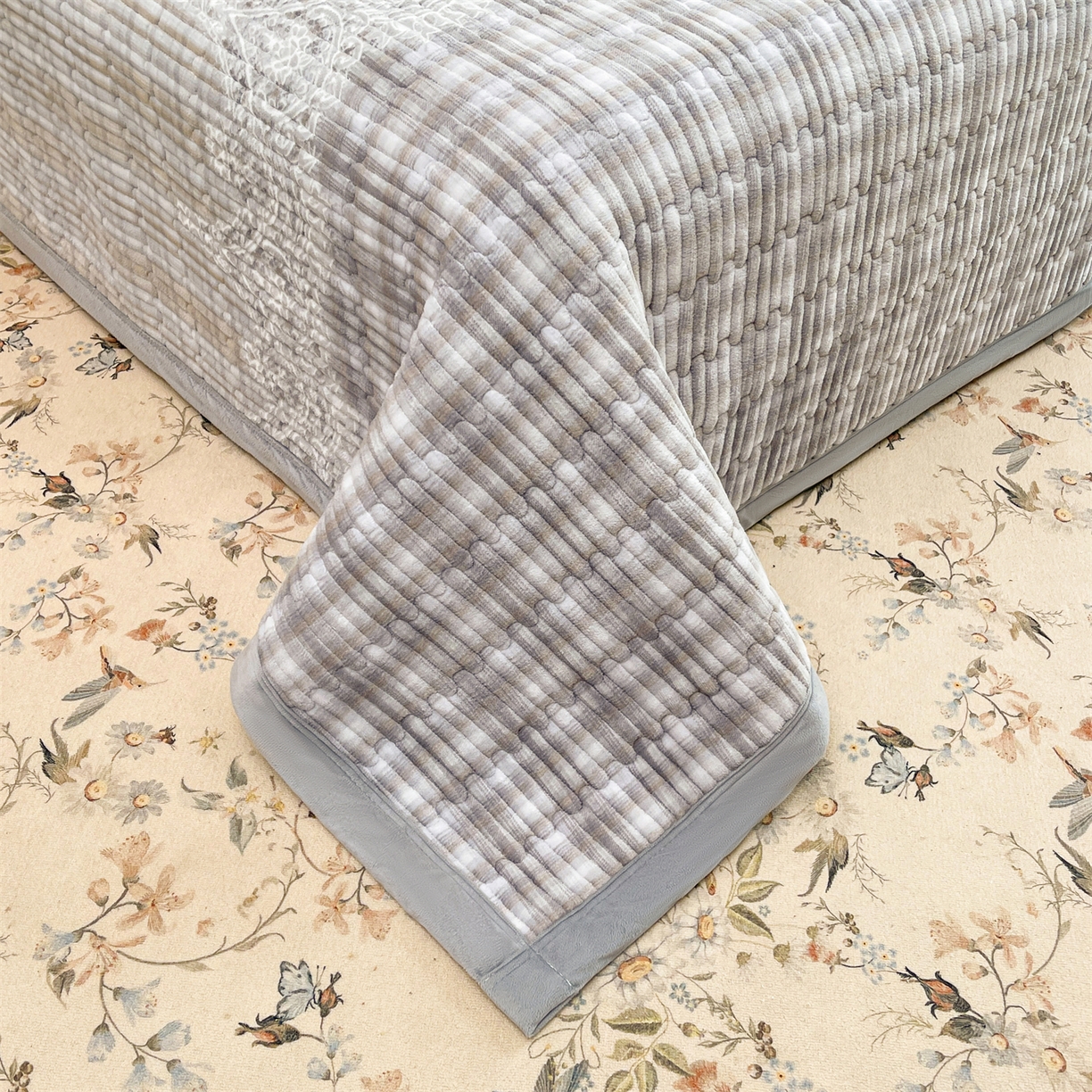 91家纺网 家纺一手货源 找家纺 慕木家纺 2025新款A类高克重欧式牛奶绒夹棉床盖珠帘花系列-场景一 珠帘花-灰