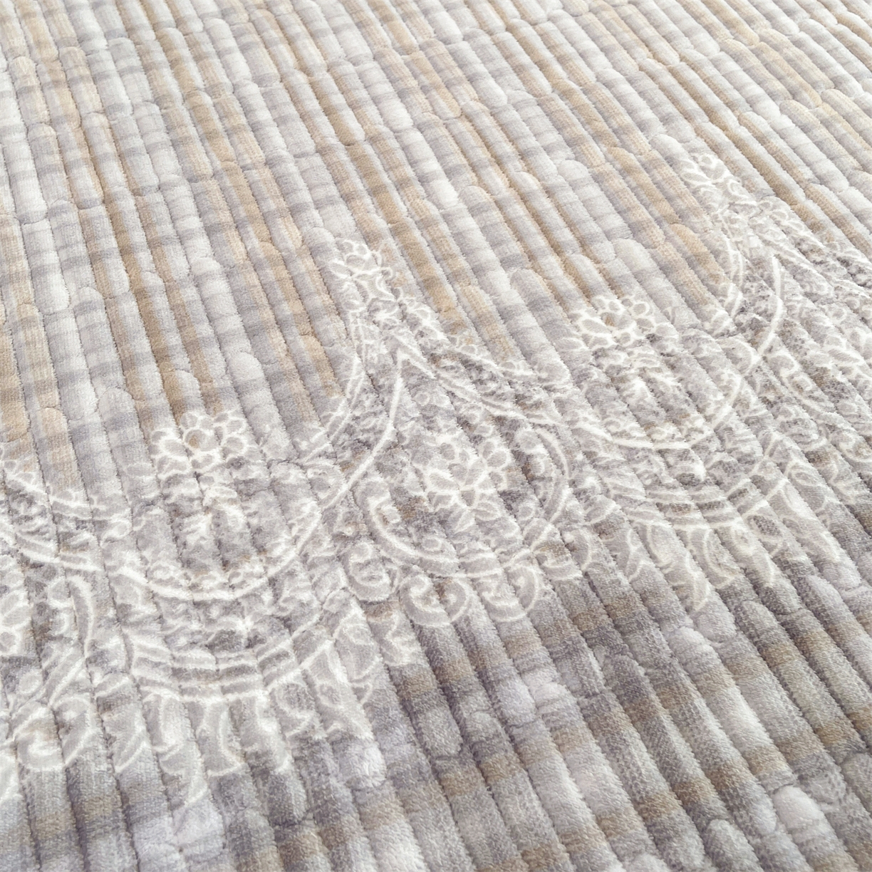 91家纺网 家纺一手货源 找家纺 慕木家纺 2025新款A类高克重欧式牛奶绒夹棉床盖珠帘花系列-场景一 珠帘花-灰