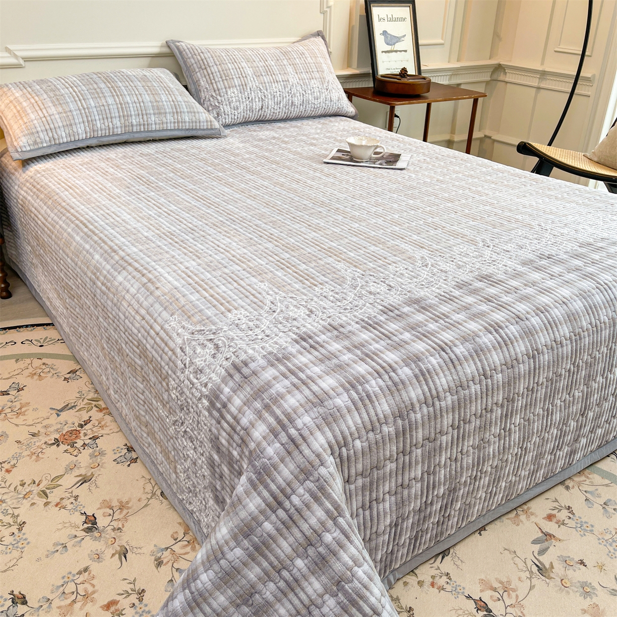 91家纺网 家纺一手货源 找家纺 慕木家纺 2025新款A类高克重欧式牛奶绒夹棉床盖珠帘花系列-场景一 珠帘花-灰