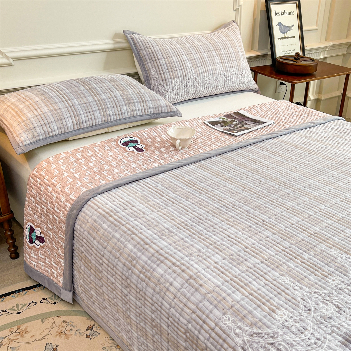 91家纺网 家纺一手货源 找家纺 慕木家纺 2025新款A类高克重欧式牛奶绒夹棉床盖珠帘花系列-场景一 珠帘花-灰