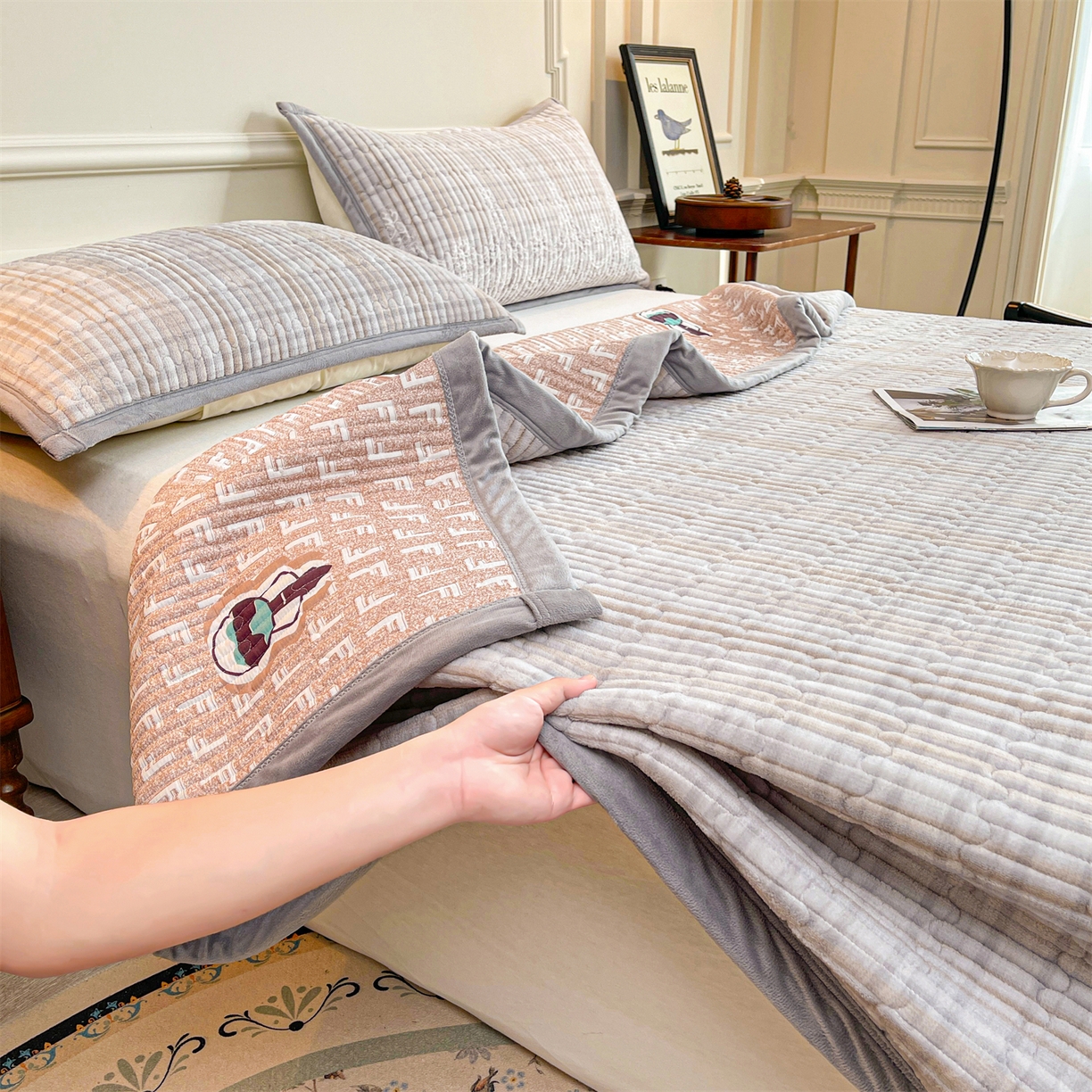 91家纺网 家纺一手货源 找家纺 慕木家纺 2025新款A类高克重欧式牛奶绒夹棉床盖珠帘花系列-场景一 珠帘花-灰