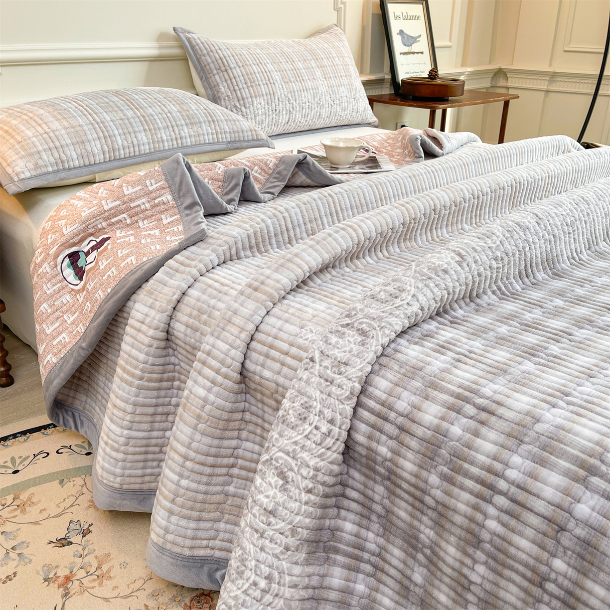 91家纺网 家纺一手货源 找家纺 慕木家纺 2025新款A类高克重欧式牛奶绒夹棉床盖珠帘花系列-场景一 珠帘花-灰