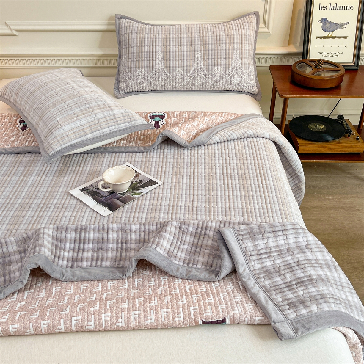 91家纺网 家纺一手货源 找家纺 慕木家纺 2025新款A类高克重欧式牛奶绒夹棉床盖珠帘花系列-场景一 珠帘花-灰