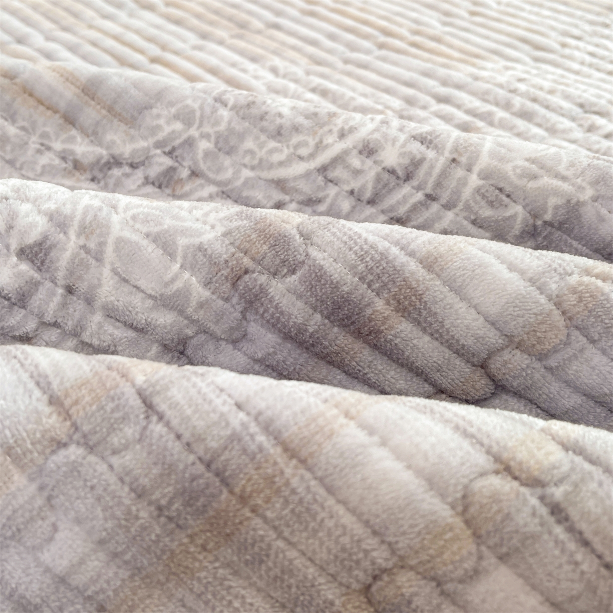 91家纺网 家纺一手货源 找家纺 慕木家纺 2025新款A类高克重欧式牛奶绒夹棉床盖珠帘花系列-场景一 珠帘花-灰