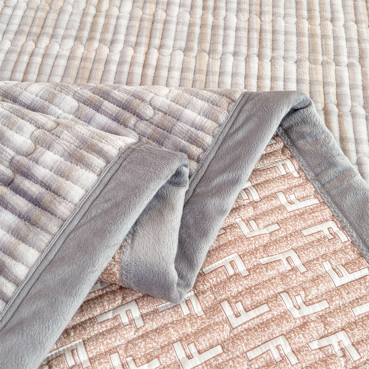 91家纺网 家纺一手货源 找家纺 慕木家纺 2025新款A类高克重欧式牛奶绒夹棉床盖珠帘花系列-场景一 珠帘花-灰