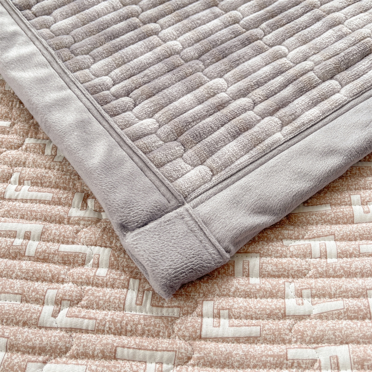 91家纺网 家纺一手货源 找家纺 慕木家纺 2025新款A类高克重欧式牛奶绒夹棉床盖珠帘花系列-场景一 珠帘花-灰