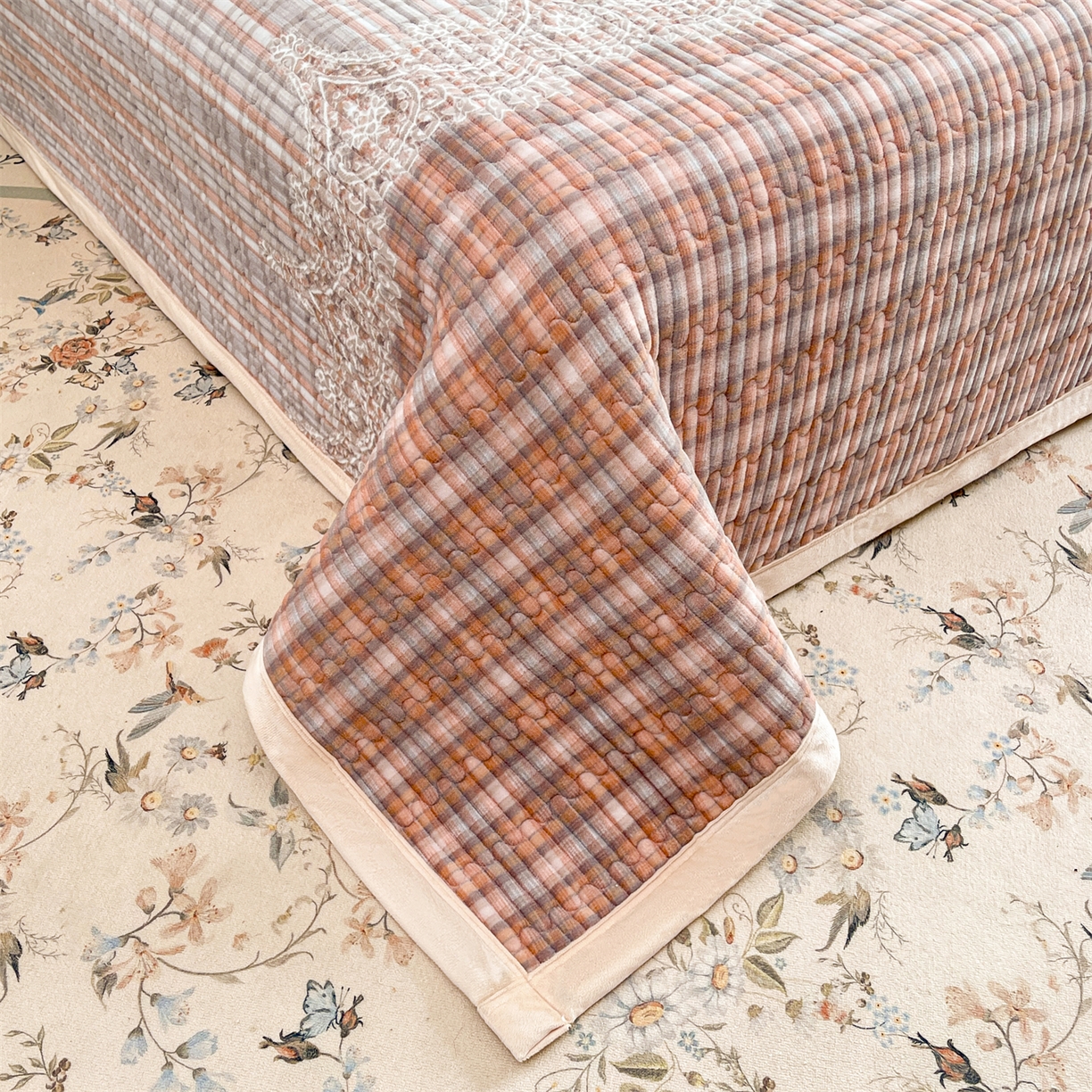 91家纺网 家纺一手货源 找家纺 慕木家纺 2025新款A类高克重欧式牛奶绒夹棉床盖珠帘花系列-场景一 珠帘花-桔