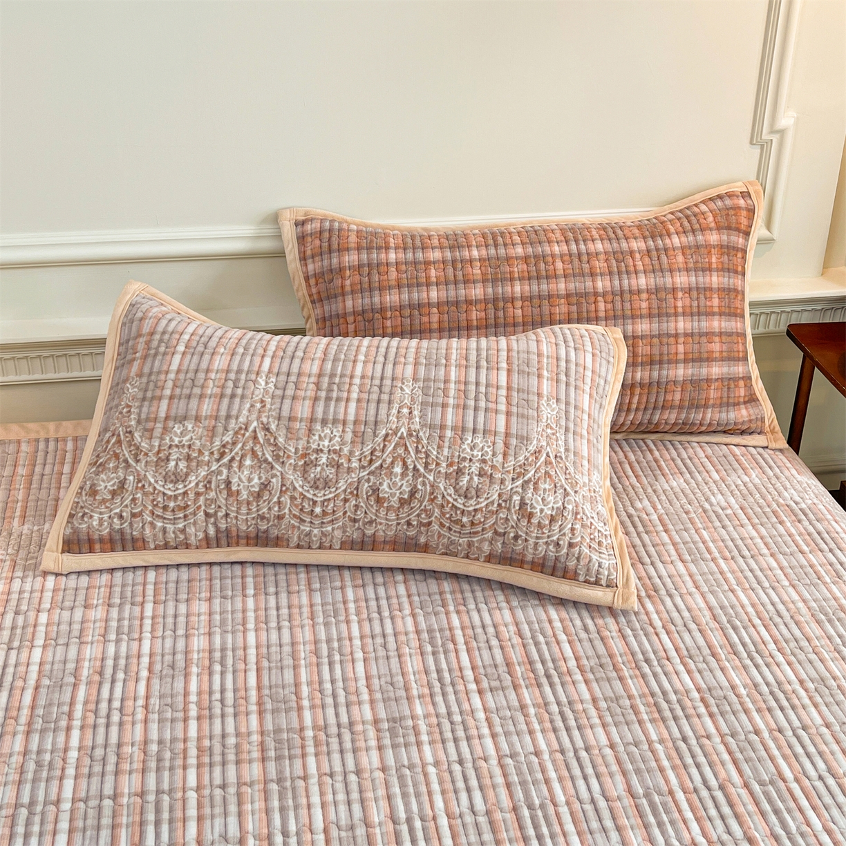 91家纺网 家纺一手货源 找家纺 慕木家纺 2025新款A类高克重欧式牛奶绒夹棉床盖珠帘花系列-场景一 珠帘花-桔