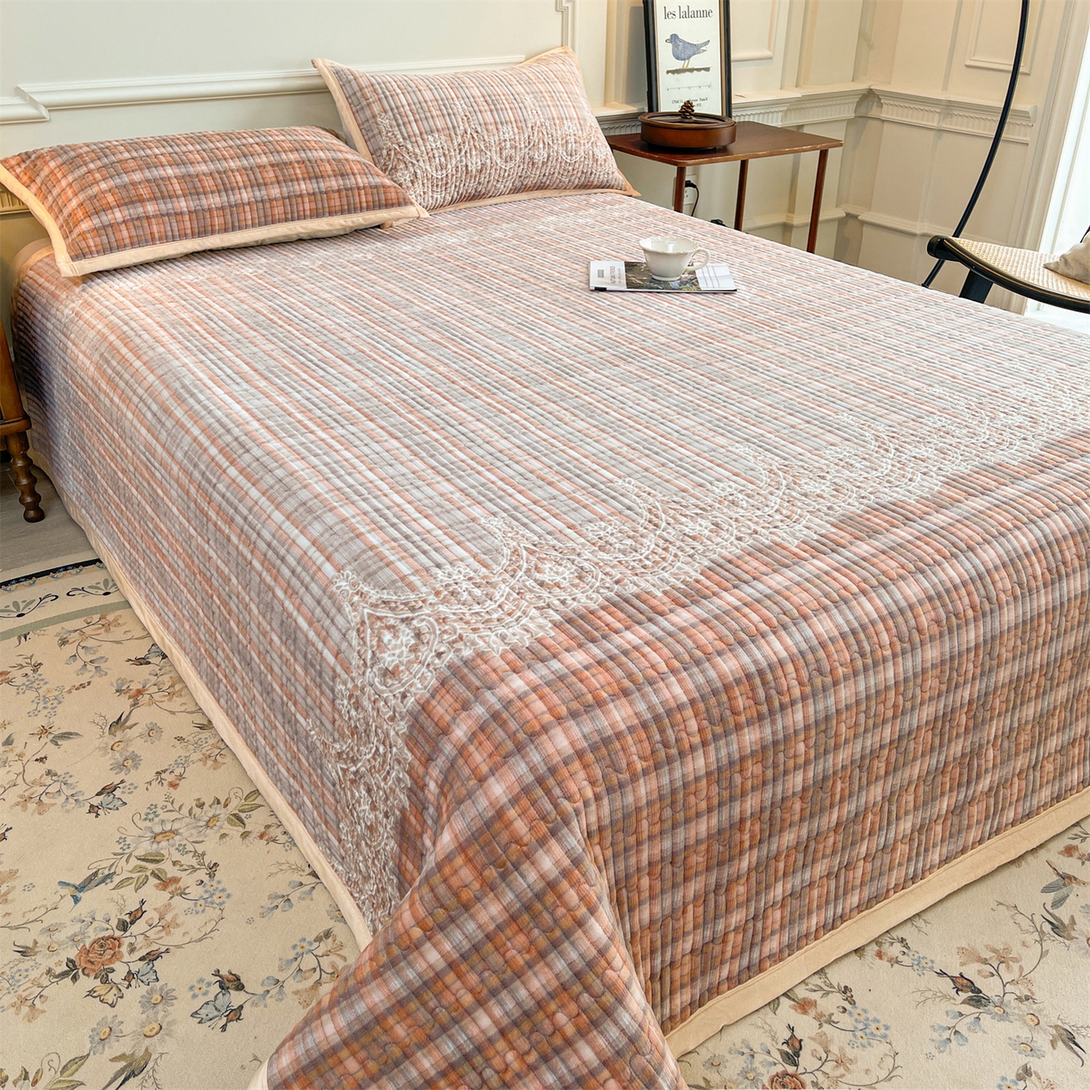 91家纺网 家纺一手货源 找家纺 慕木家纺 2025新款A类高克重欧式牛奶绒夹棉床盖珠帘花系列-场景一 珠帘花-桔