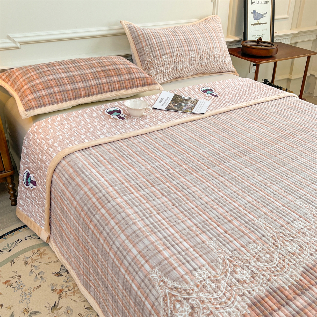 91家纺网 家纺一手货源 找家纺 慕木家纺 2025新款A类高克重欧式牛奶绒夹棉床盖珠帘花系列-场景一 珠帘花-桔