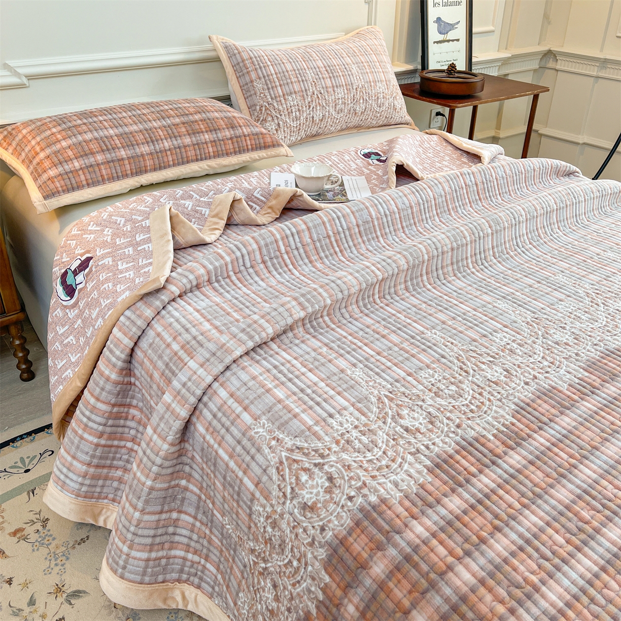 91家纺网 家纺一手货源 找家纺 慕木家纺 2025新款A类高克重欧式牛奶绒夹棉床盖珠帘花系列-场景一 珠帘花-桔