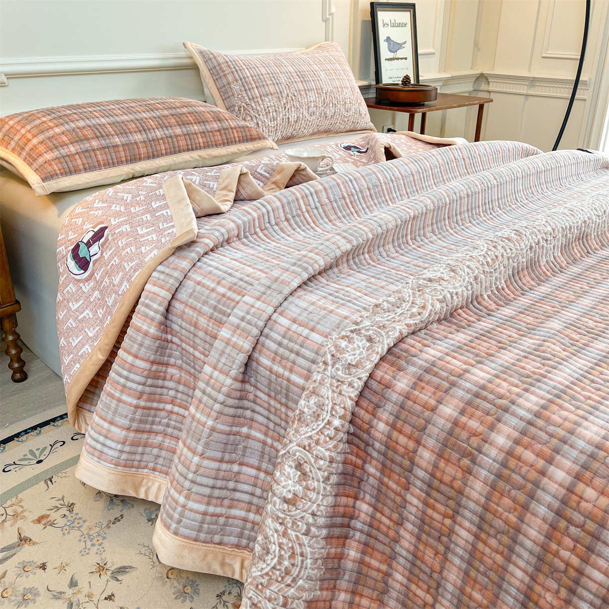 91家纺网 家纺一手货源 找家纺 慕木家纺 2025新款A类高克重欧式牛奶绒夹棉床盖珠帘花系列-场景一 珠帘花-桔