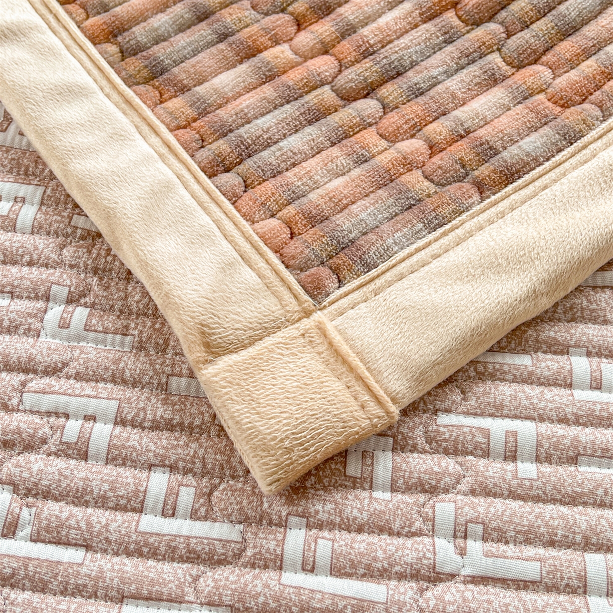 91家纺网 家纺一手货源 找家纺 慕木家纺 2025新款A类高克重欧式牛奶绒夹棉床盖珠帘花系列-场景一 珠帘花-桔