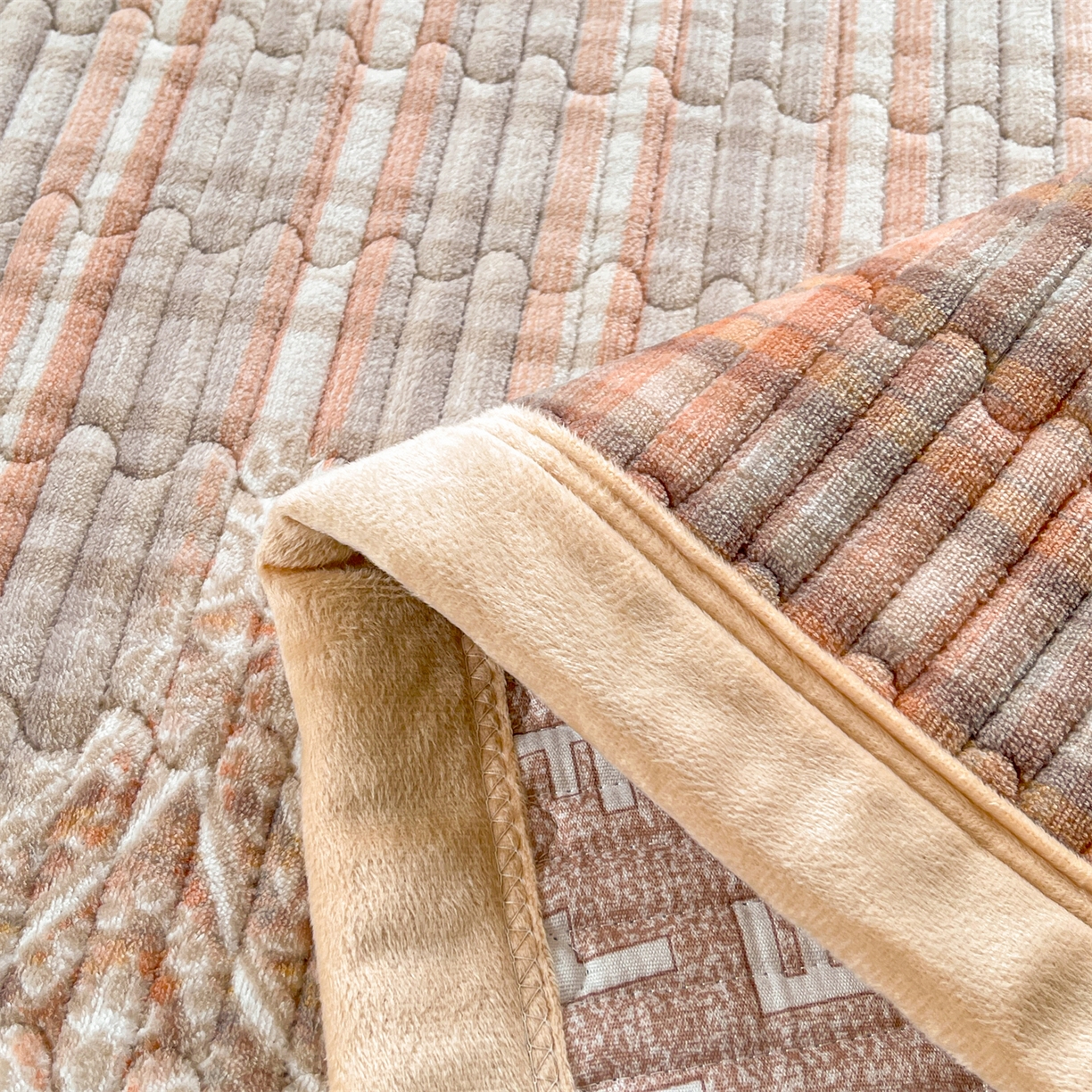 91家纺网 家纺一手货源 找家纺 慕木家纺 2025新款A类高克重欧式牛奶绒夹棉床盖珠帘花系列-场景一 珠帘花-桔