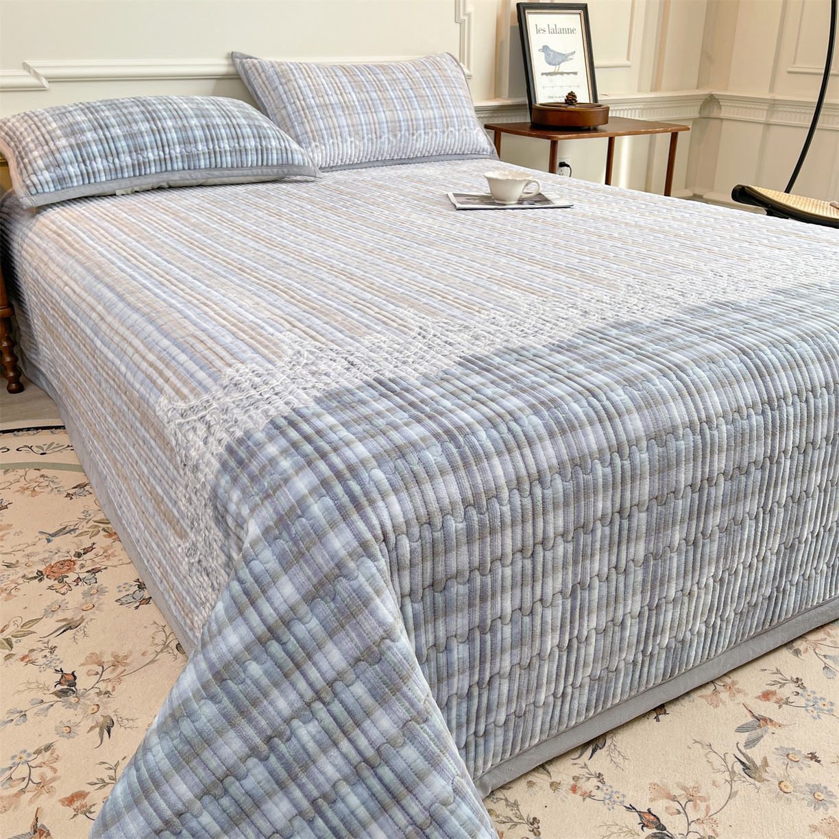 慕木家纺 2025新款A类高克重欧式牛奶绒夹棉床盖珠帘花系列-场景一 珠帘花-蓝