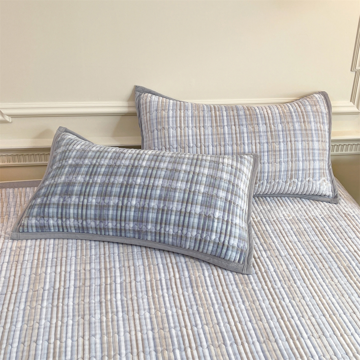 91家纺网 家纺一手货源 找家纺 慕木家纺 2025新款A类高克重欧式牛奶绒夹棉床盖珠帘花系列-场景一 珠帘花-蓝