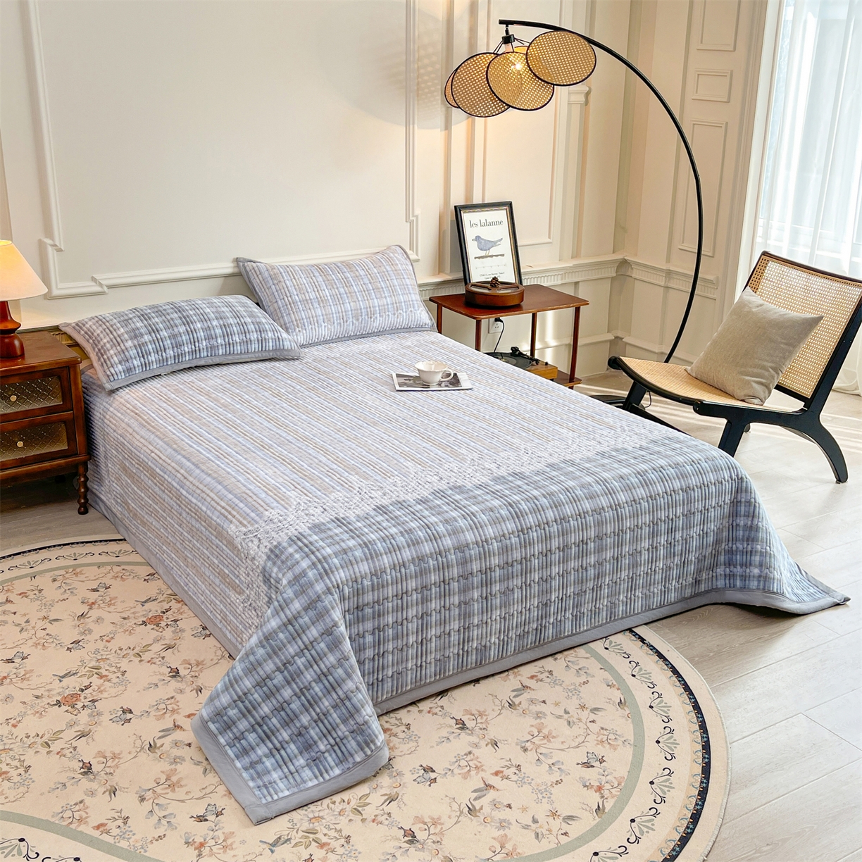 91家纺网 家纺一手货源 找家纺 慕木家纺 2025新款A类高克重欧式牛奶绒夹棉床盖珠帘花系列-场景一 珠帘花-蓝