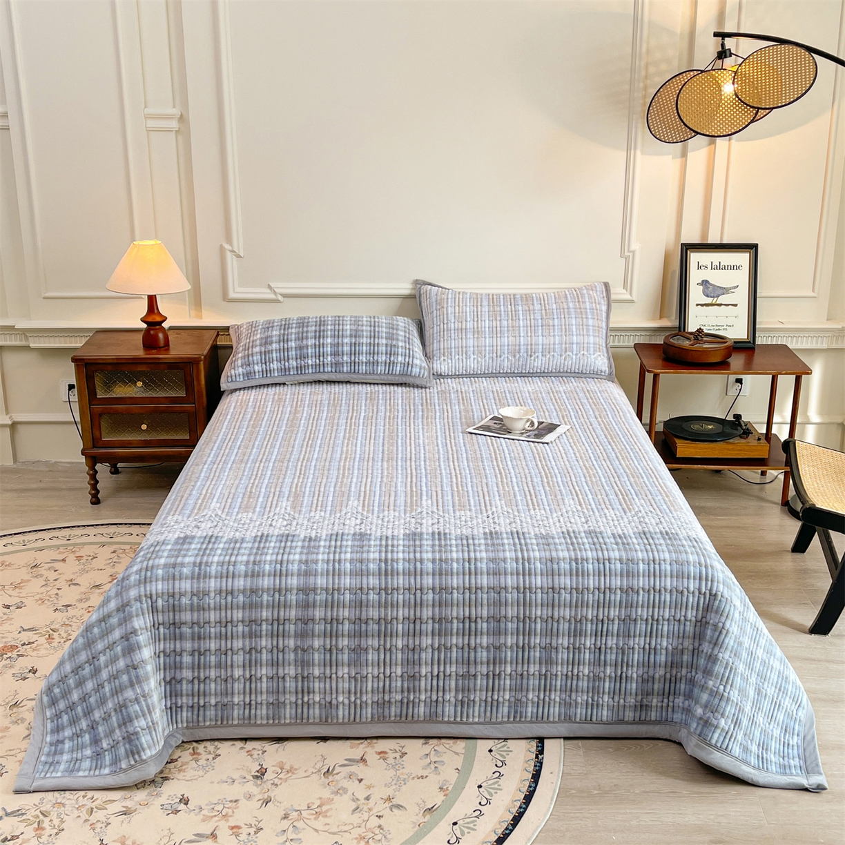 91家纺网 家纺一手货源 找家纺 慕木家纺 2025新款A类高克重欧式牛奶绒夹棉床盖珠帘花系列-场景一 珠帘花-蓝