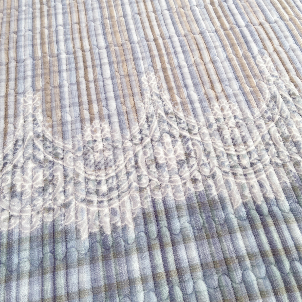 91家纺网 家纺一手货源 找家纺 慕木家纺 2025新款A类高克重欧式牛奶绒夹棉床盖珠帘花系列-场景一 珠帘花-蓝