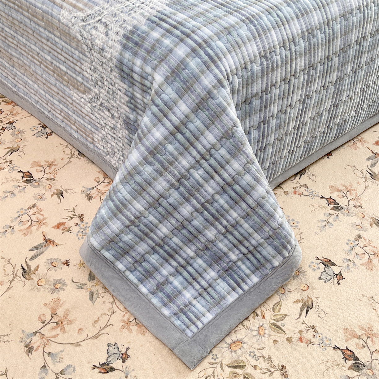 91家纺网 家纺一手货源 找家纺 慕木家纺 2025新款A类高克重欧式牛奶绒夹棉床盖珠帘花系列-场景一 珠帘花-蓝