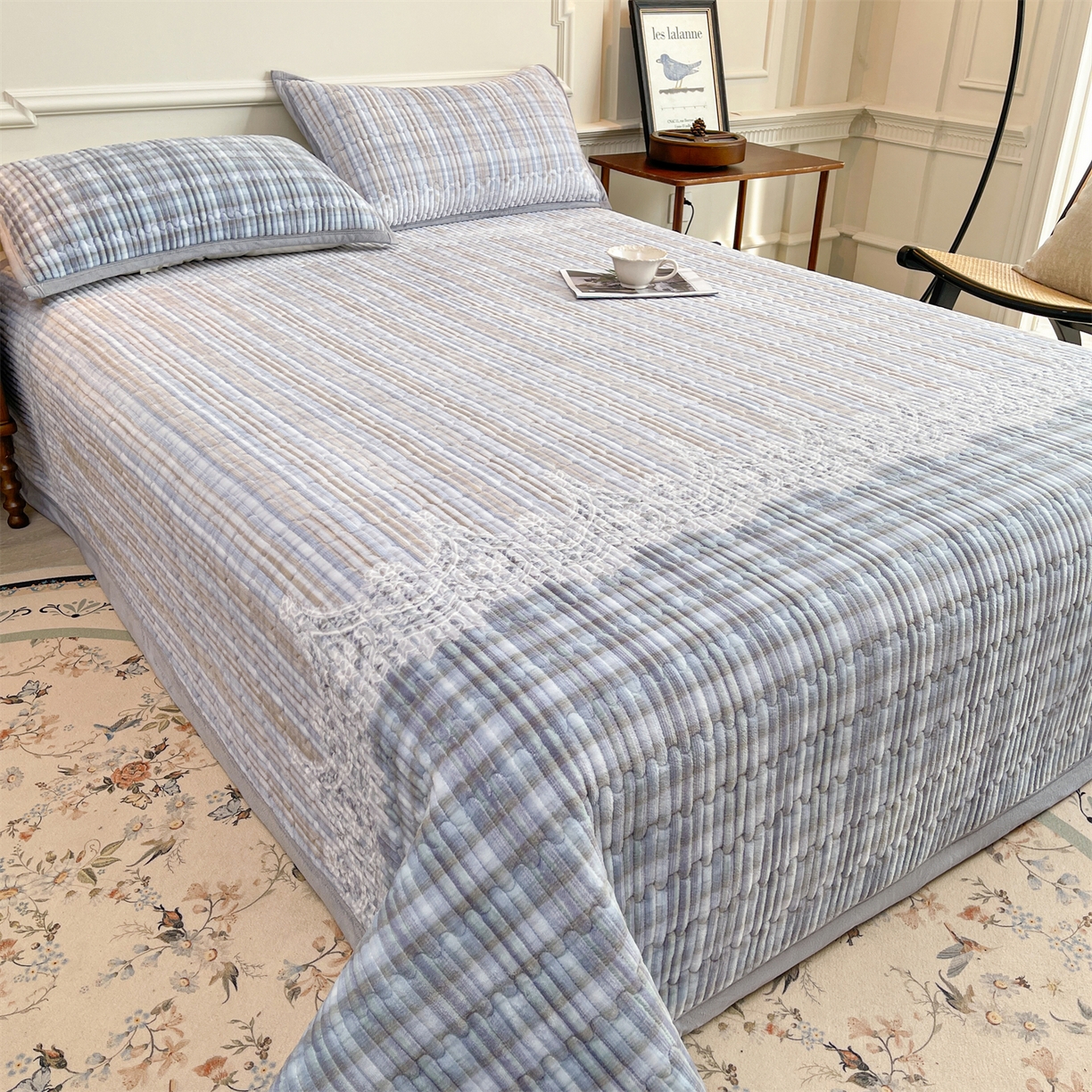 91家纺网 家纺一手货源 找家纺 慕木家纺 2025新款A类高克重欧式牛奶绒夹棉床盖珠帘花系列-场景一 珠帘花-蓝