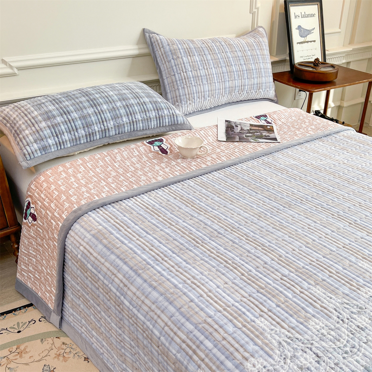 91家纺网 家纺一手货源 找家纺 慕木家纺 2025新款A类高克重欧式牛奶绒夹棉床盖珠帘花系列-场景一 珠帘花-蓝