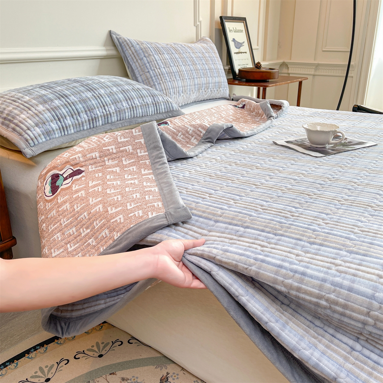 91家纺网 家纺一手货源 找家纺 慕木家纺 2025新款A类高克重欧式牛奶绒夹棉床盖珠帘花系列-场景一 珠帘花-蓝