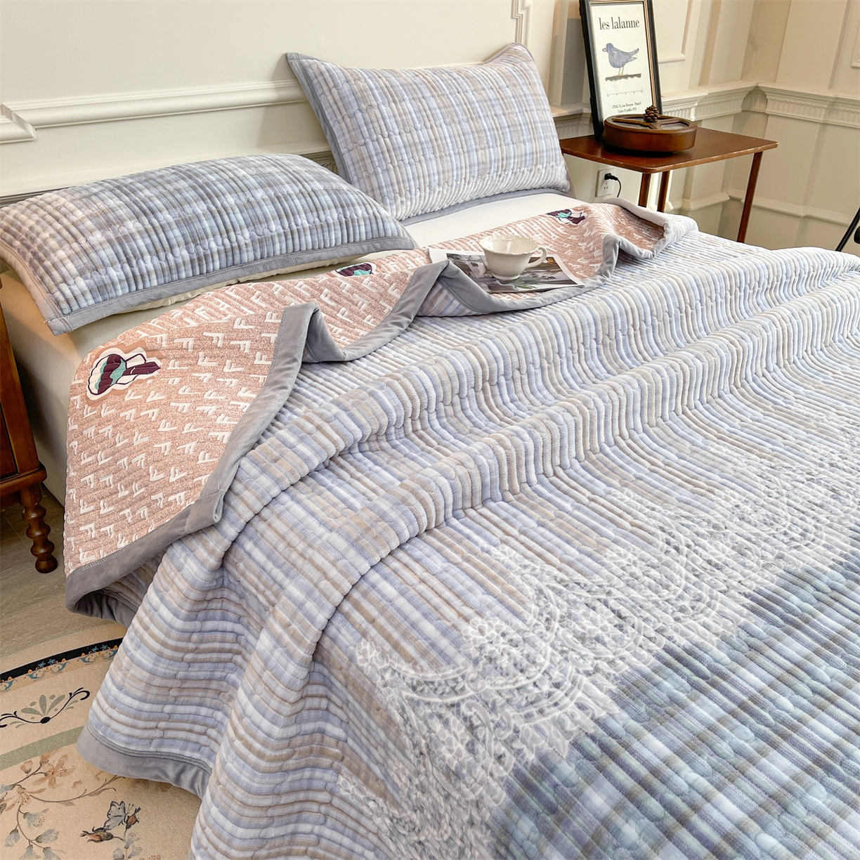 91家纺网 家纺一手货源 找家纺 慕木家纺 2025新款A类高克重欧式牛奶绒夹棉床盖珠帘花系列-场景一 珠帘花-蓝