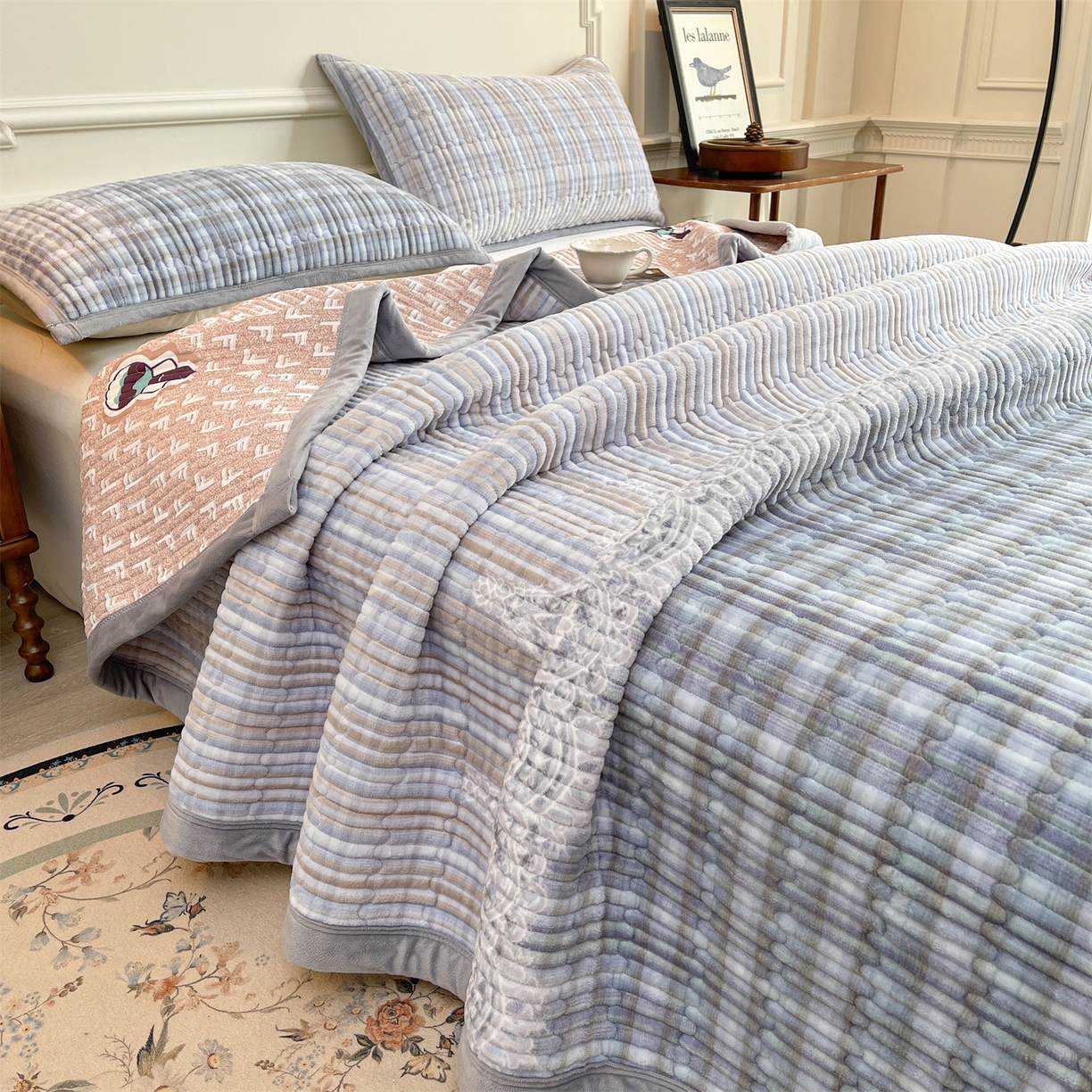 91家纺网 家纺一手货源 找家纺 慕木家纺 2025新款A类高克重欧式牛奶绒夹棉床盖珠帘花系列-场景一 珠帘花-蓝