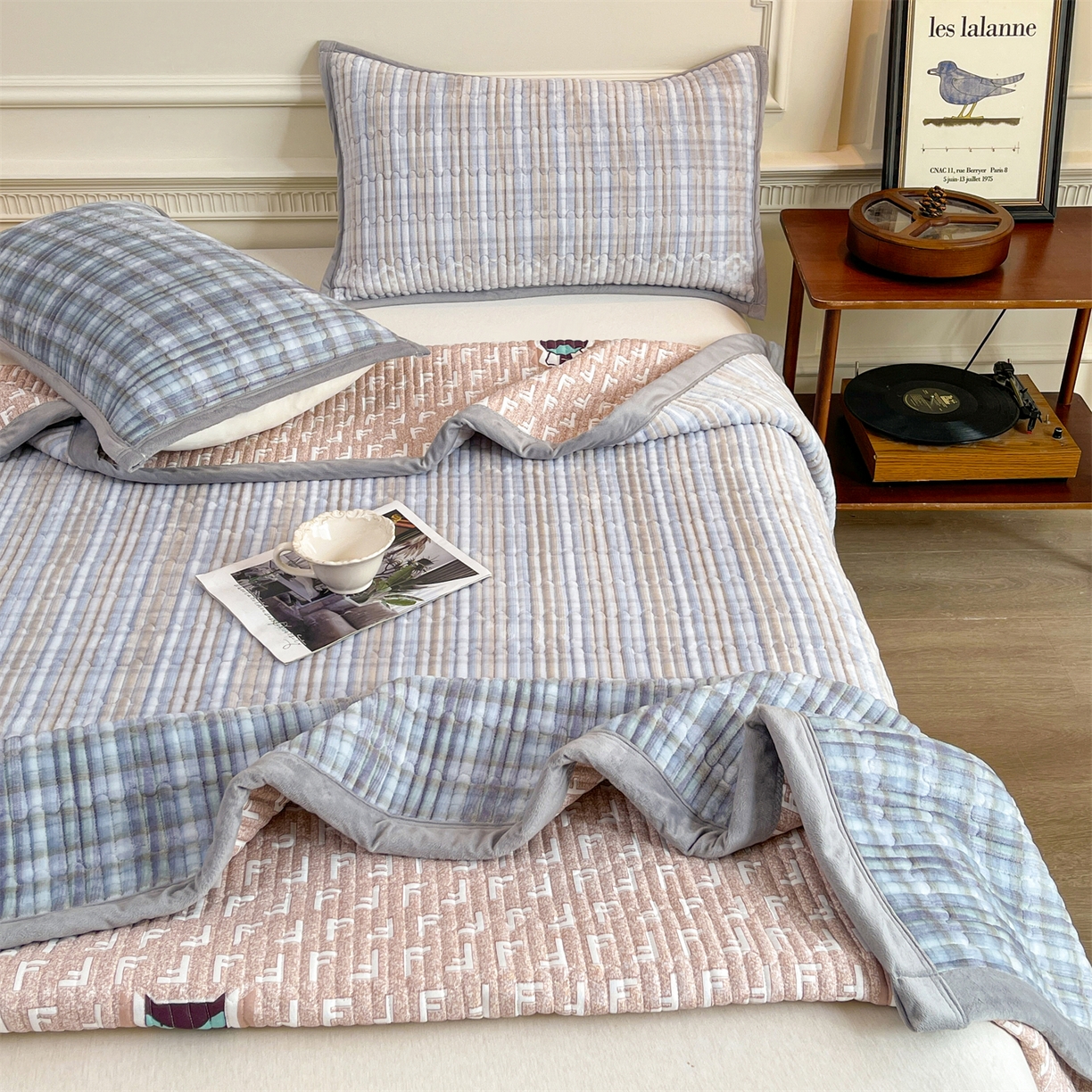 91家纺网 家纺一手货源 找家纺 慕木家纺 2025新款A类高克重欧式牛奶绒夹棉床盖珠帘花系列-场景一 珠帘花-蓝