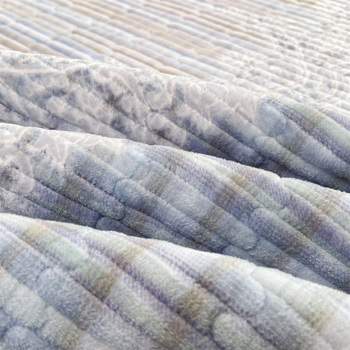 91家纺网 家纺一手货源 找家纺 慕木家纺 2025新款A类高克重欧式牛奶绒夹棉床盖珠帘花系列-场景一 珠帘花-蓝