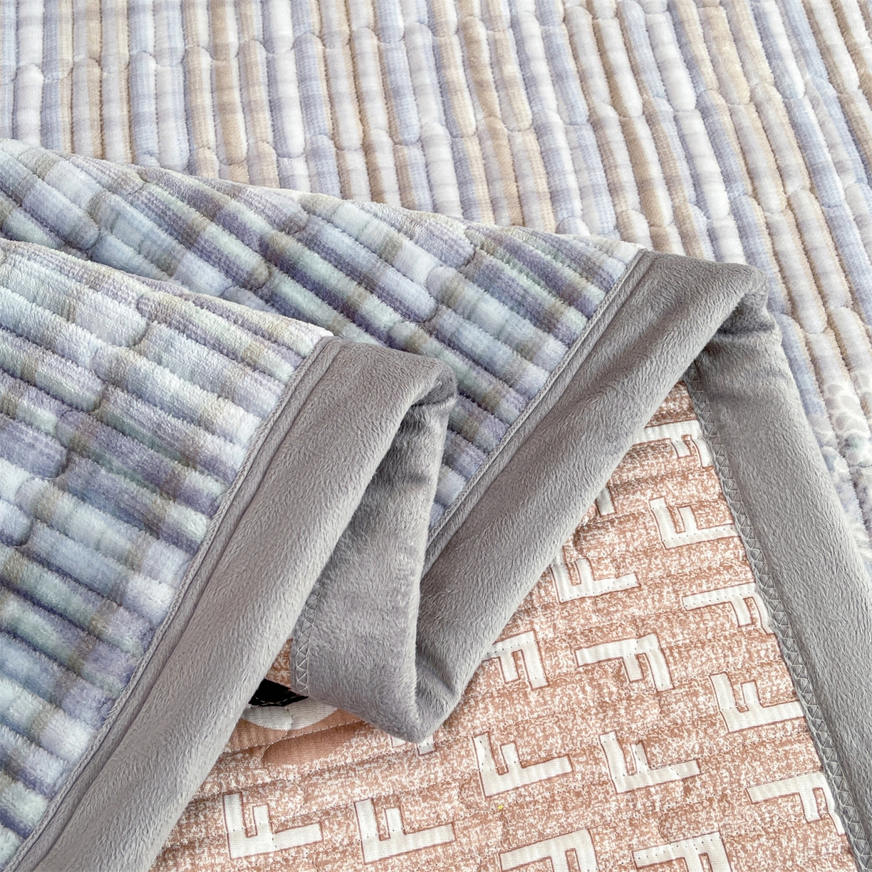 91家纺网 家纺一手货源 找家纺 慕木家纺 2025新款A类高克重欧式牛奶绒夹棉床盖珠帘花系列-场景一 珠帘花-蓝