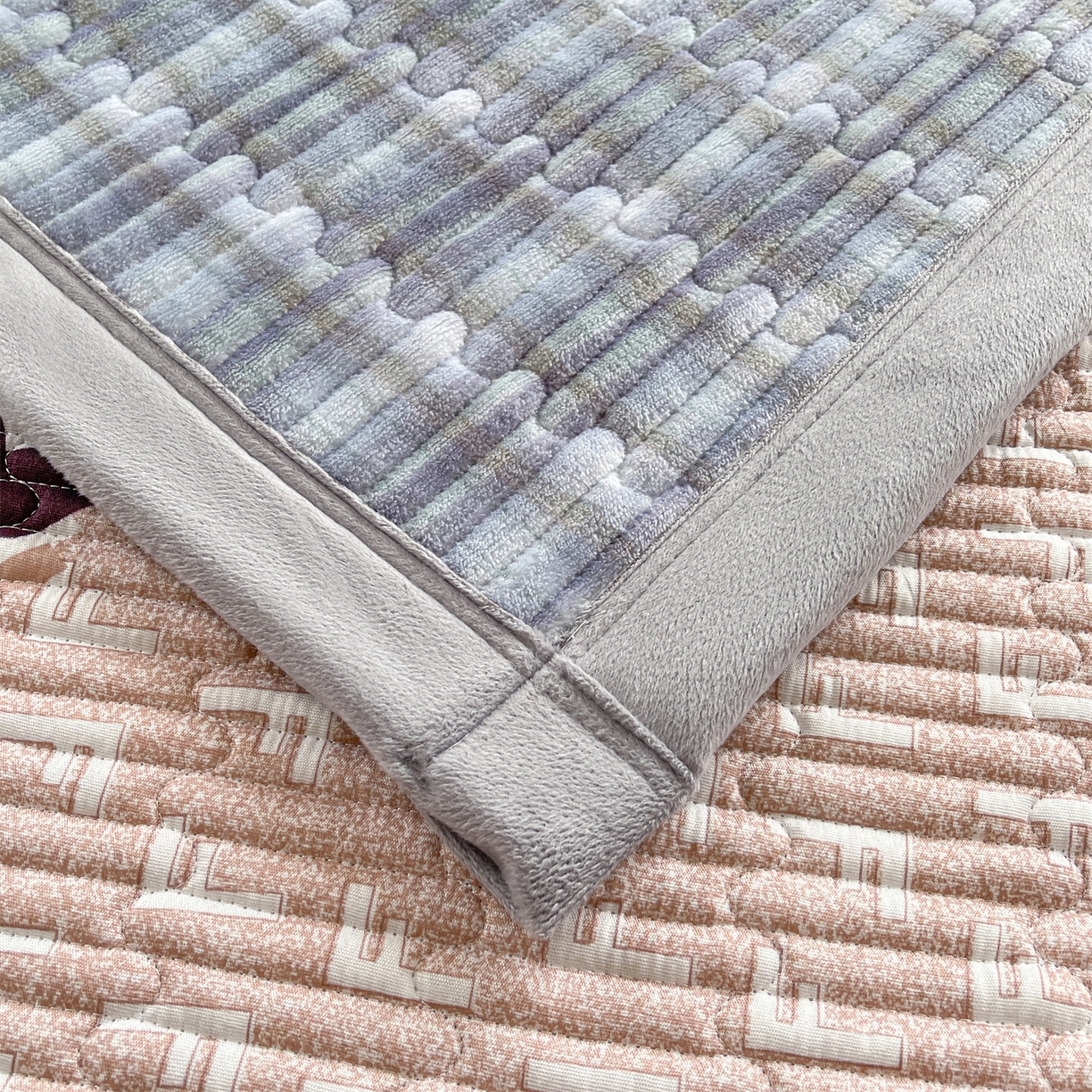 91家纺网 家纺一手货源 找家纺 慕木家纺 2025新款A类高克重欧式牛奶绒夹棉床盖珠帘花系列-场景一 珠帘花-蓝