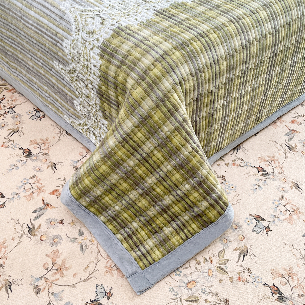 91家纺网 家纺一手货源 找家纺 慕木家纺 2025新款A类高克重欧式牛奶绒夹棉床盖珠帘花系列-场景一 珠帘花-绿