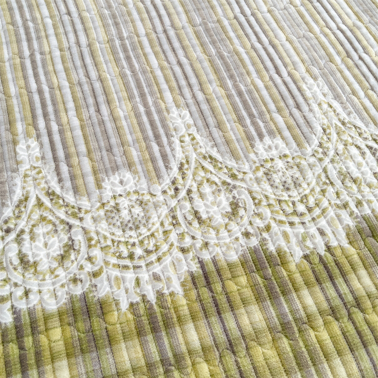 91家纺网 家纺一手货源 找家纺 慕木家纺 2025新款A类高克重欧式牛奶绒夹棉床盖珠帘花系列-场景一 珠帘花-绿