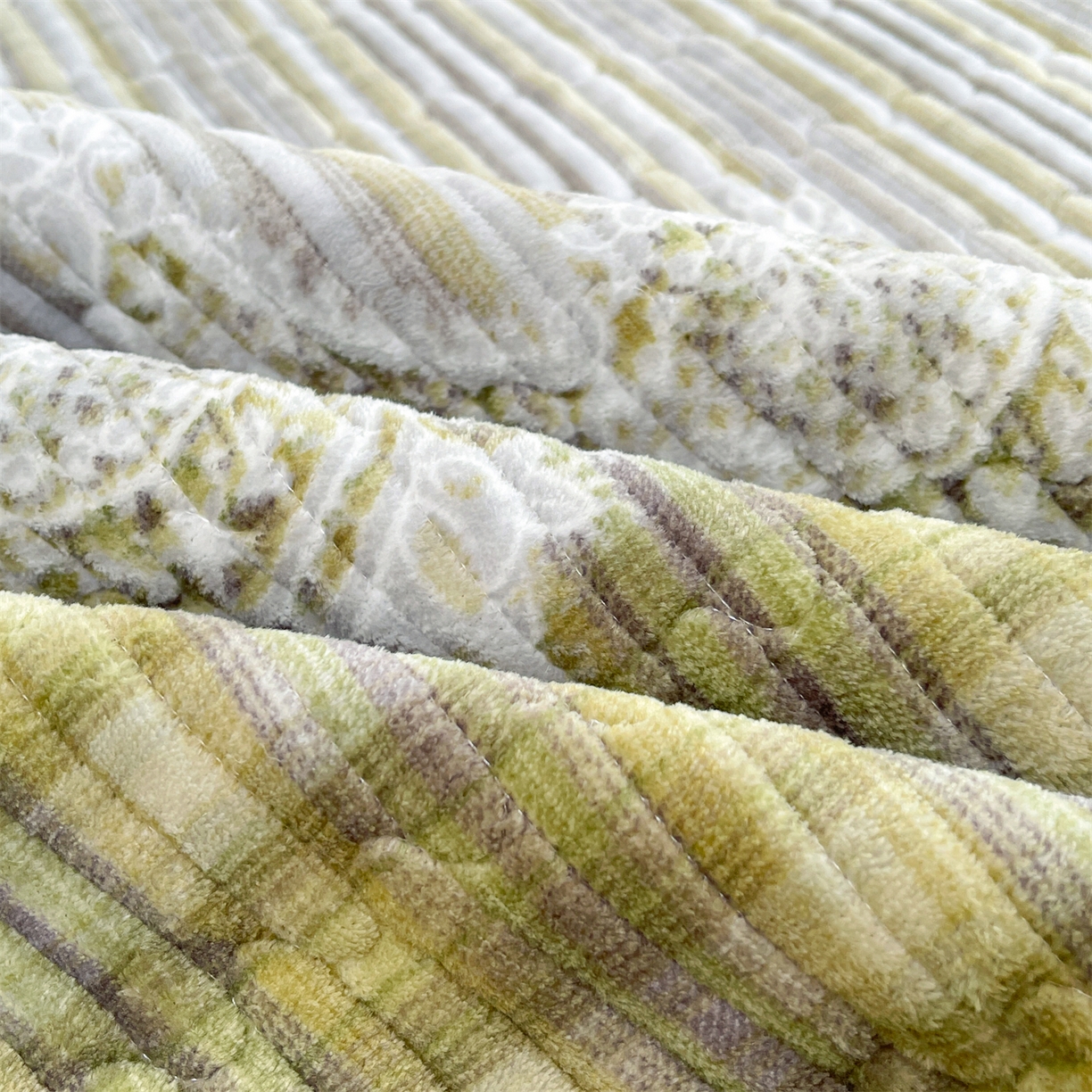 91家纺网 家纺一手货源 找家纺 慕木家纺 2025新款A类高克重欧式牛奶绒夹棉床盖珠帘花系列-场景一 珠帘花-绿