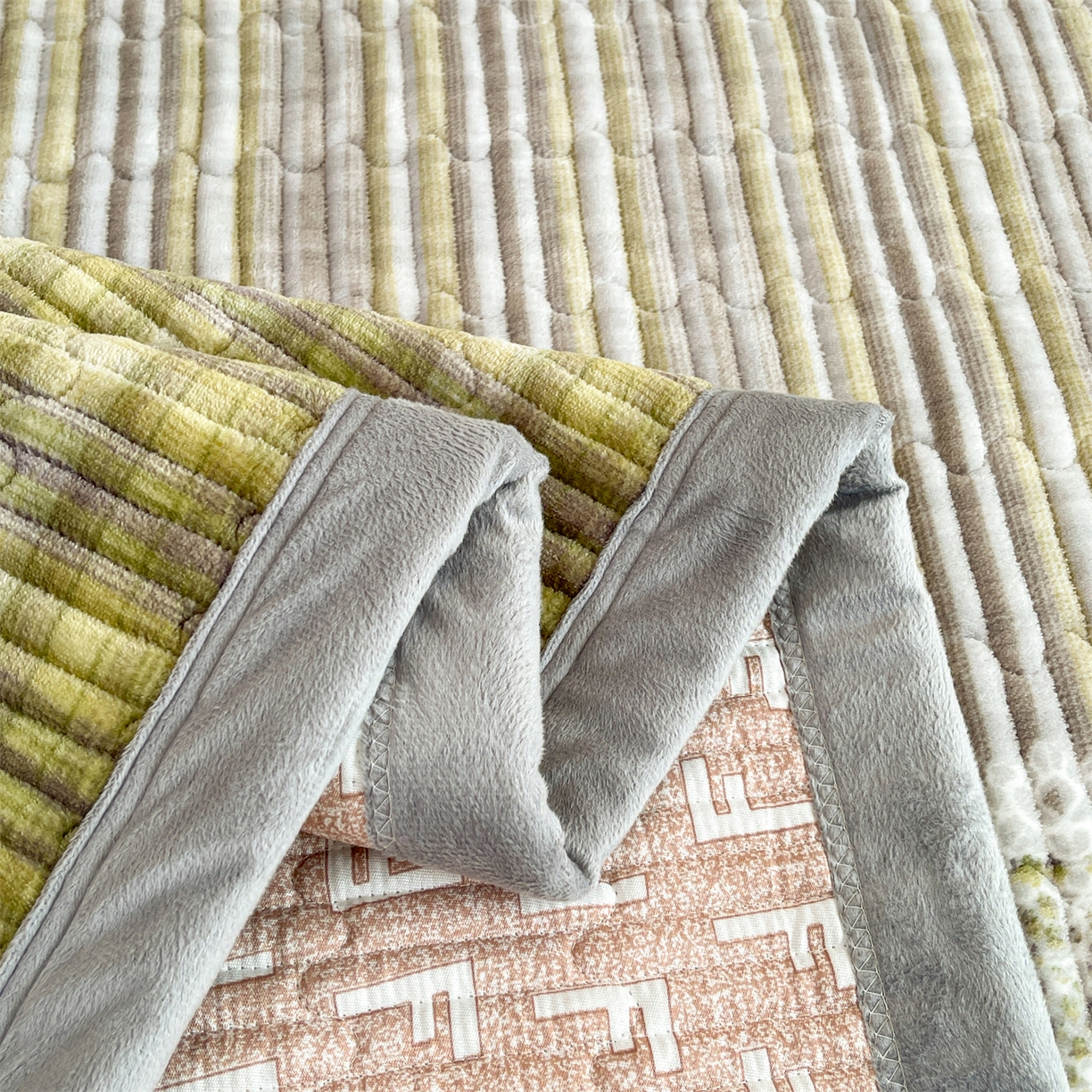 91家纺网 家纺一手货源 找家纺 慕木家纺 2025新款A类高克重欧式牛奶绒夹棉床盖珠帘花系列-场景一 珠帘花-绿