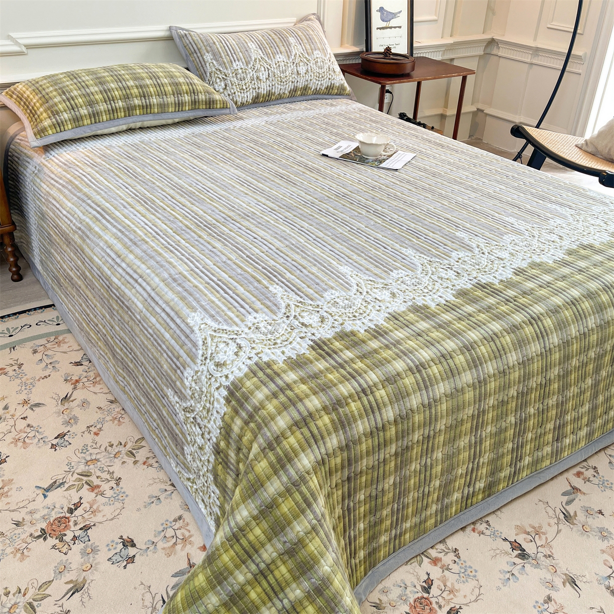 91家纺网 家纺一手货源 找家纺 慕木家纺 2025新款A类高克重欧式牛奶绒夹棉床盖珠帘花系列-场景一 珠帘花-绿