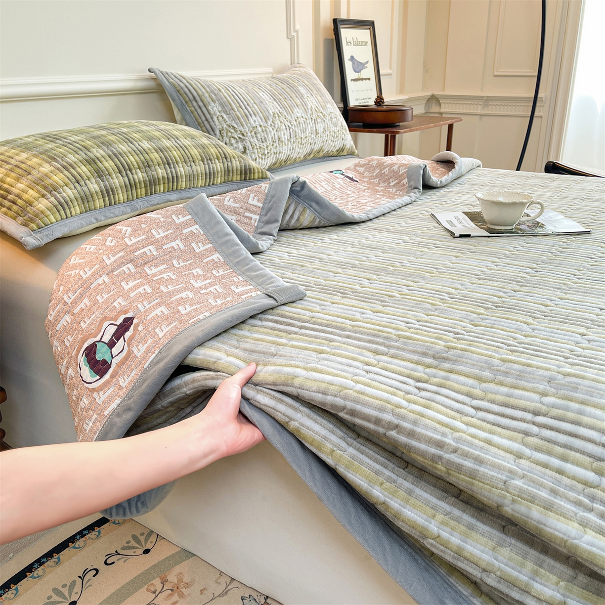 91家纺网 家纺一手货源 找家纺 慕木家纺 2025新款A类高克重欧式牛奶绒夹棉床盖珠帘花系列-场景一 珠帘花-绿