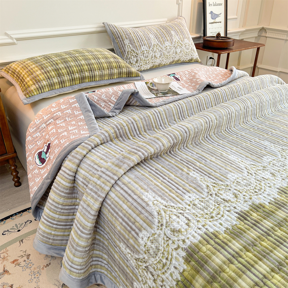 91家纺网 家纺一手货源 找家纺 慕木家纺 2025新款A类高克重欧式牛奶绒夹棉床盖珠帘花系列-场景一 珠帘花-绿