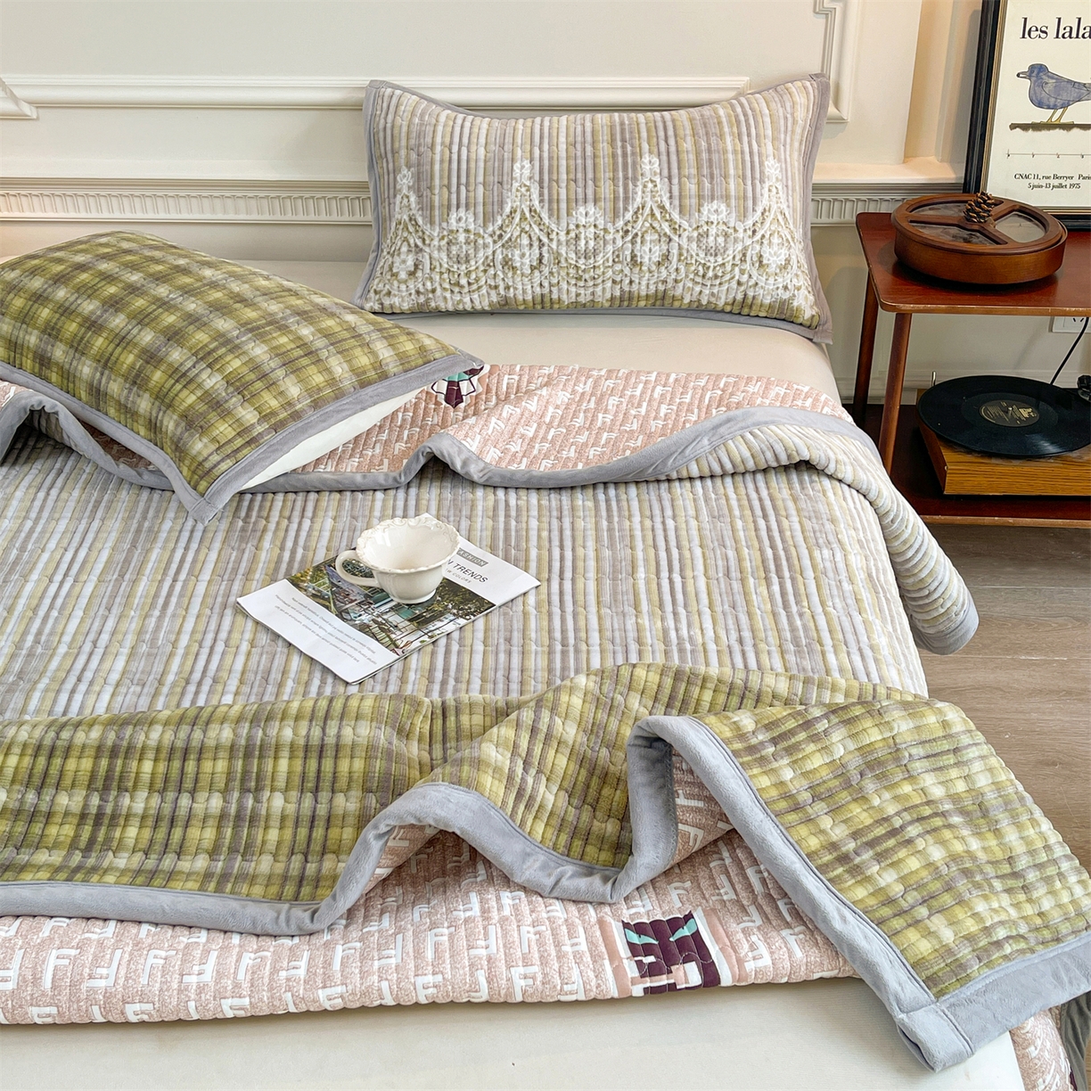 91家纺网 家纺一手货源 找家纺 慕木家纺 2025新款A类高克重欧式牛奶绒夹棉床盖珠帘花系列-场景一 珠帘花-绿