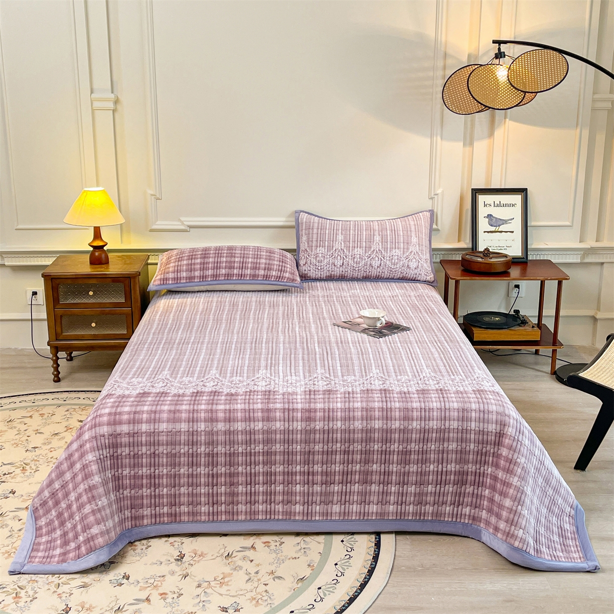 91家纺网 家纺一手货源 找家纺 慕木家纺 2025新款A类高克重欧式牛奶绒夹棉床盖珠帘花系列-场景一 珠帘花-紫