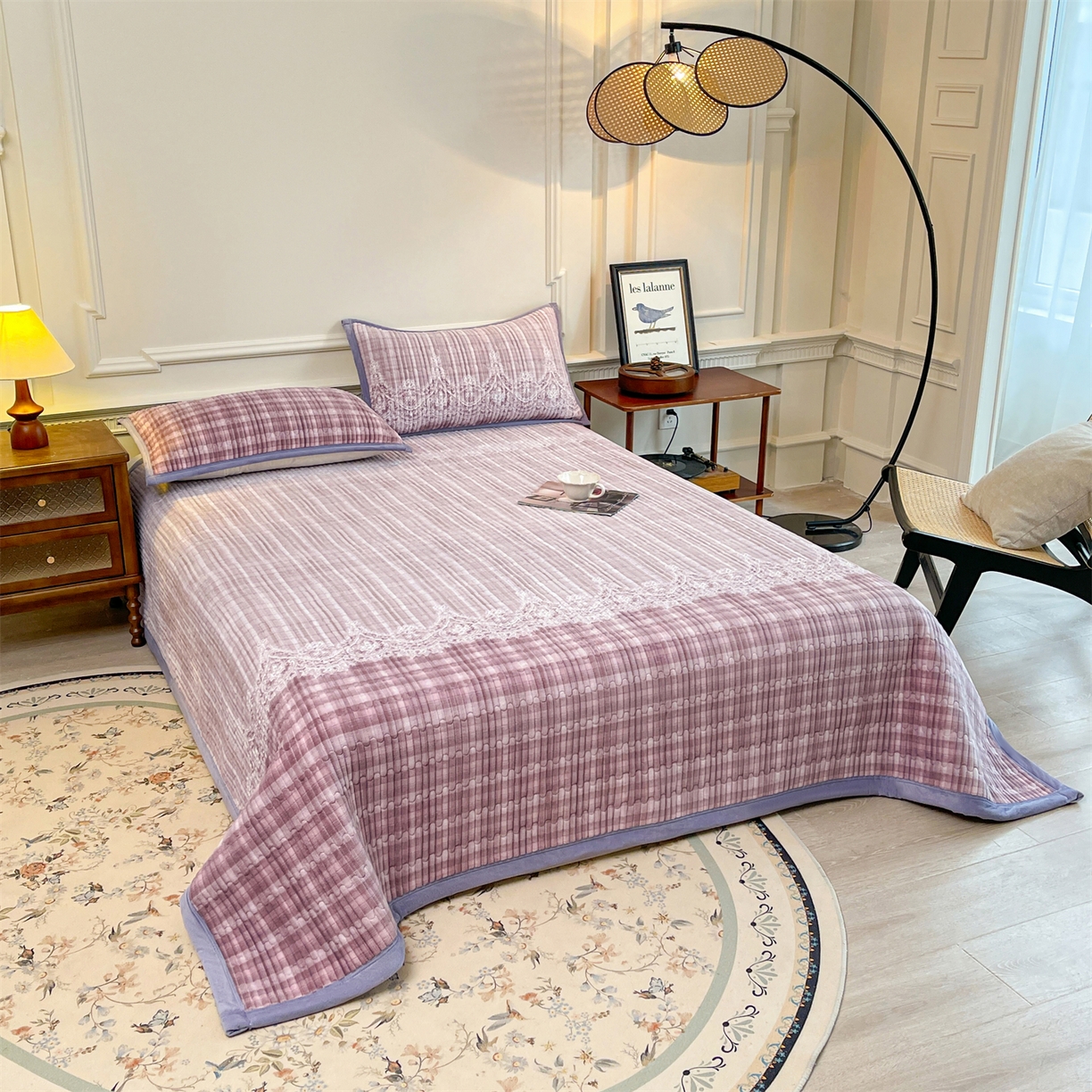 91家纺网 家纺一手货源 找家纺 慕木家纺 2025新款A类高克重欧式牛奶绒夹棉床盖珠帘花系列-场景一 珠帘花-紫