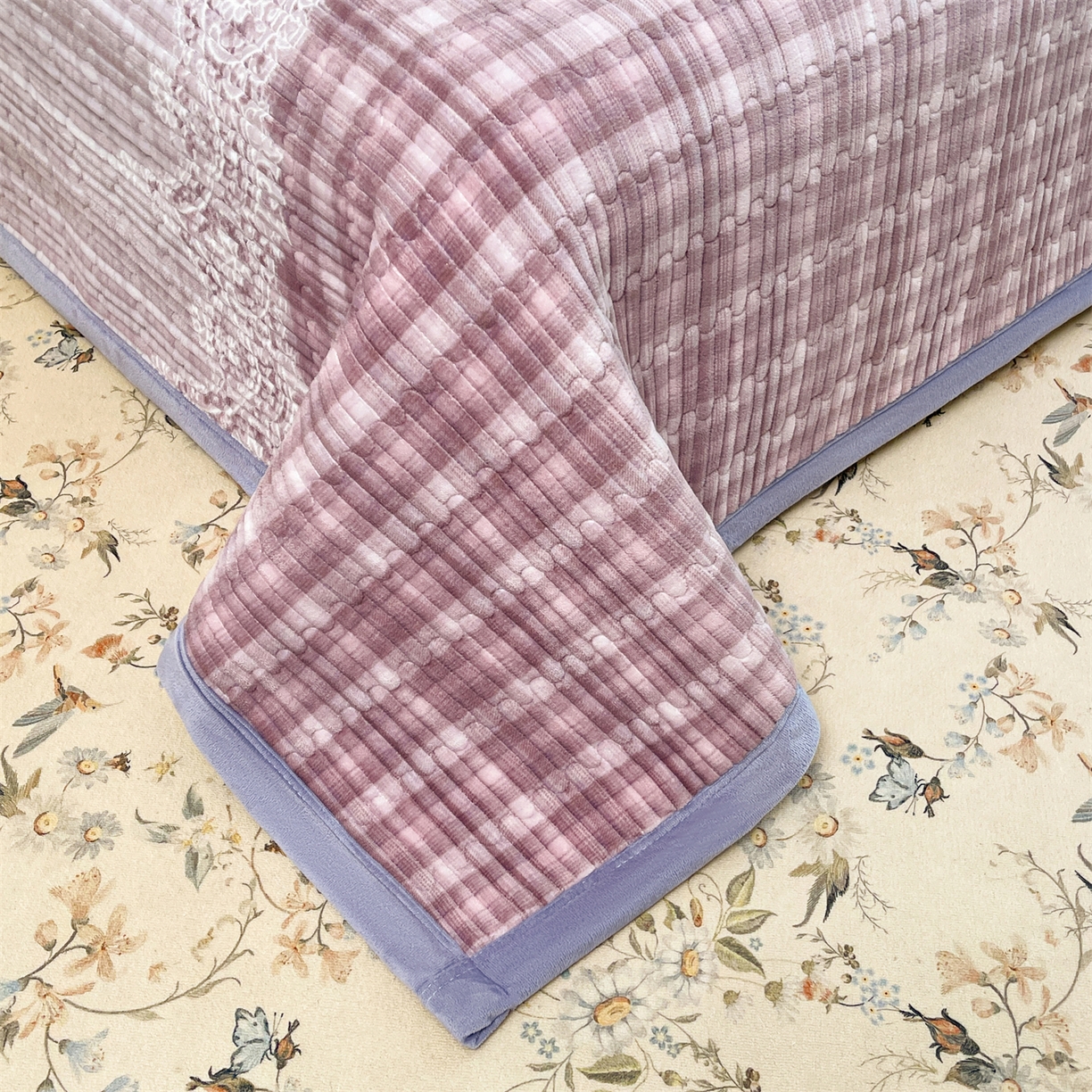 91家纺网 家纺一手货源 找家纺 慕木家纺 2025新款A类高克重欧式牛奶绒夹棉床盖珠帘花系列-场景一 珠帘花-紫