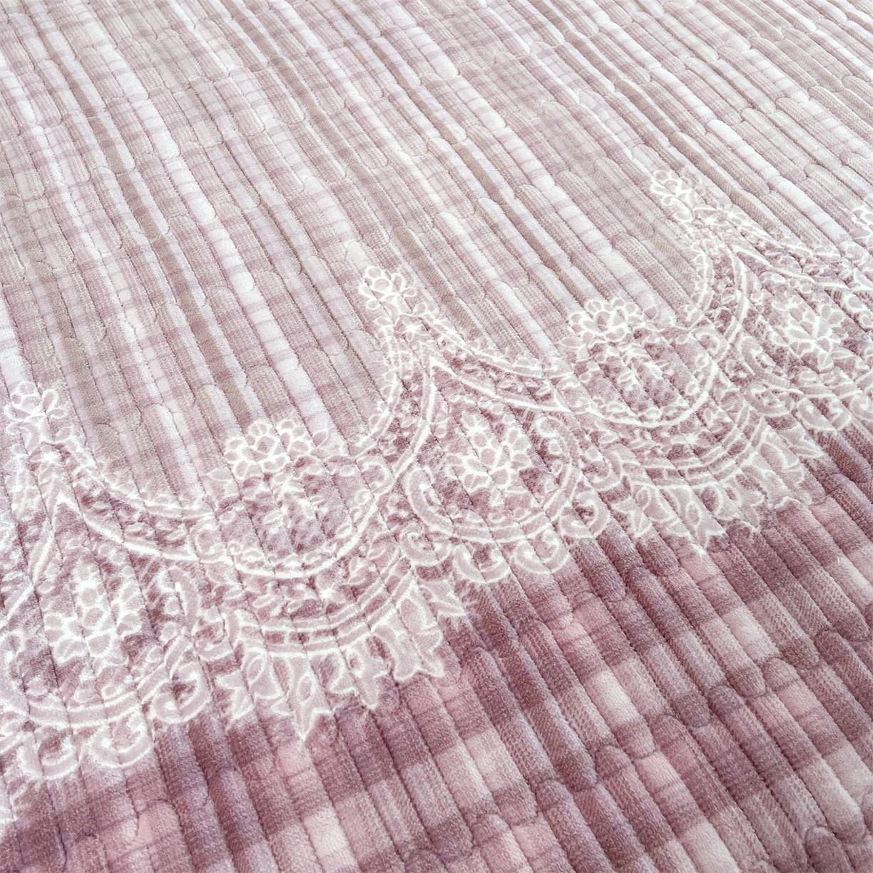 91家纺网 家纺一手货源 找家纺 慕木家纺 2025新款A类高克重欧式牛奶绒夹棉床盖珠帘花系列-场景一 珠帘花-紫