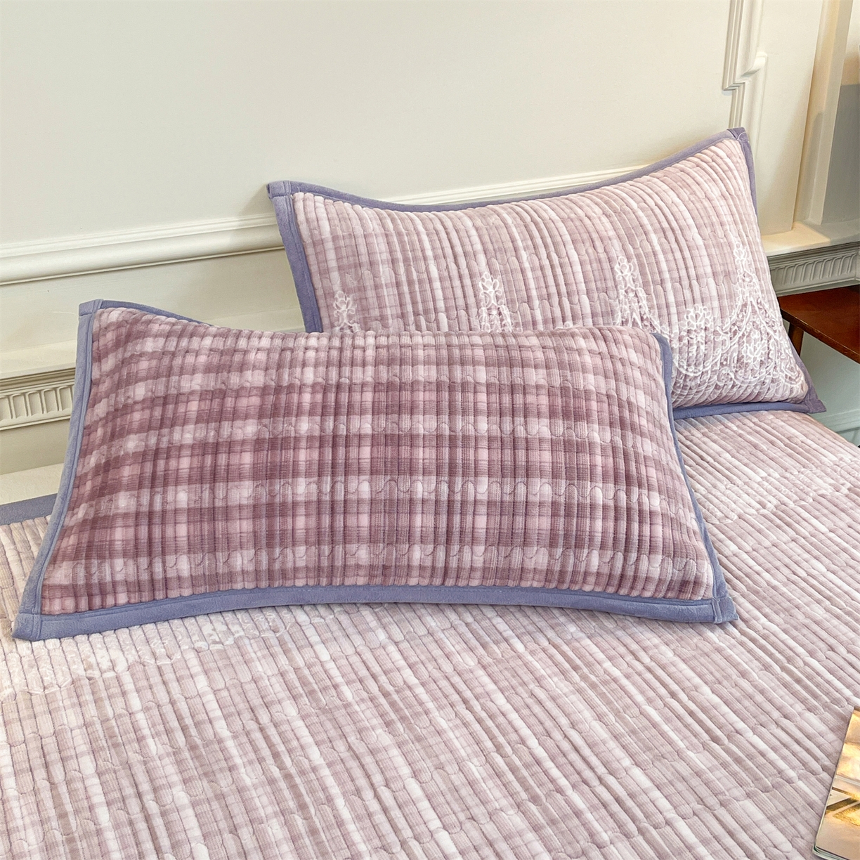 91家纺网 家纺一手货源 找家纺 慕木家纺 2025新款A类高克重欧式牛奶绒夹棉床盖珠帘花系列-场景一 珠帘花-紫